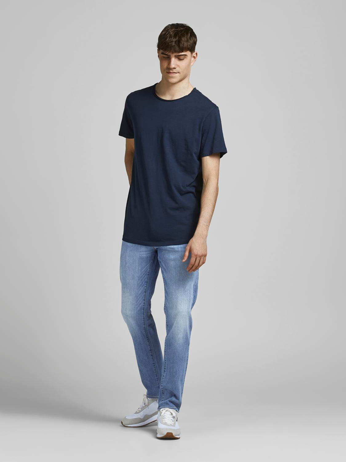 model_shot-front_full